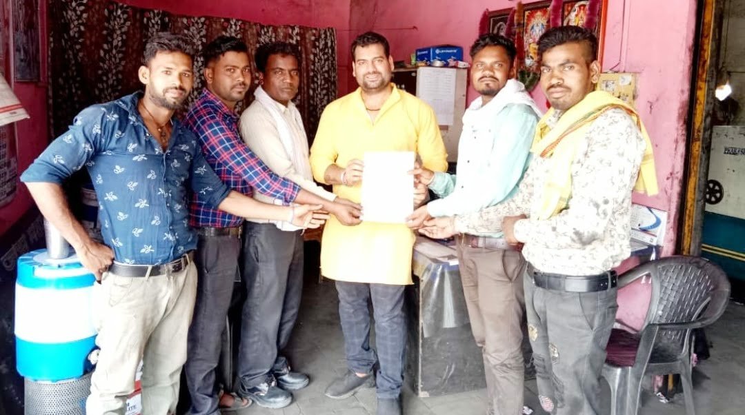 Photo of ऊर्जाधानी संगठन ने समस्त डिओ होल्डर्स लीफ्टर्स के ट्रक मालिक संघ के अध्यक्ष को सौंपा ज्ञापन