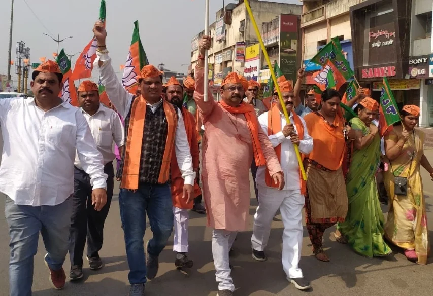 भाजपा कार्यालय कोरबा में राष्ट्रगान के साथ फहराया गया भाजपा का झंडा, मनाया पार्टी का स्थापना दिवस 1 avni 34