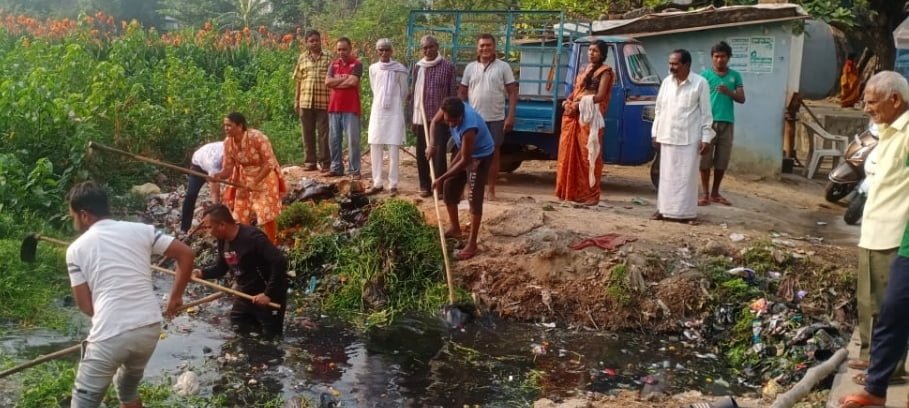 कांग्रेसियों ने राजधानी के ऐतिहासिक छुईया तालाब में की सफाई 1 avni 46