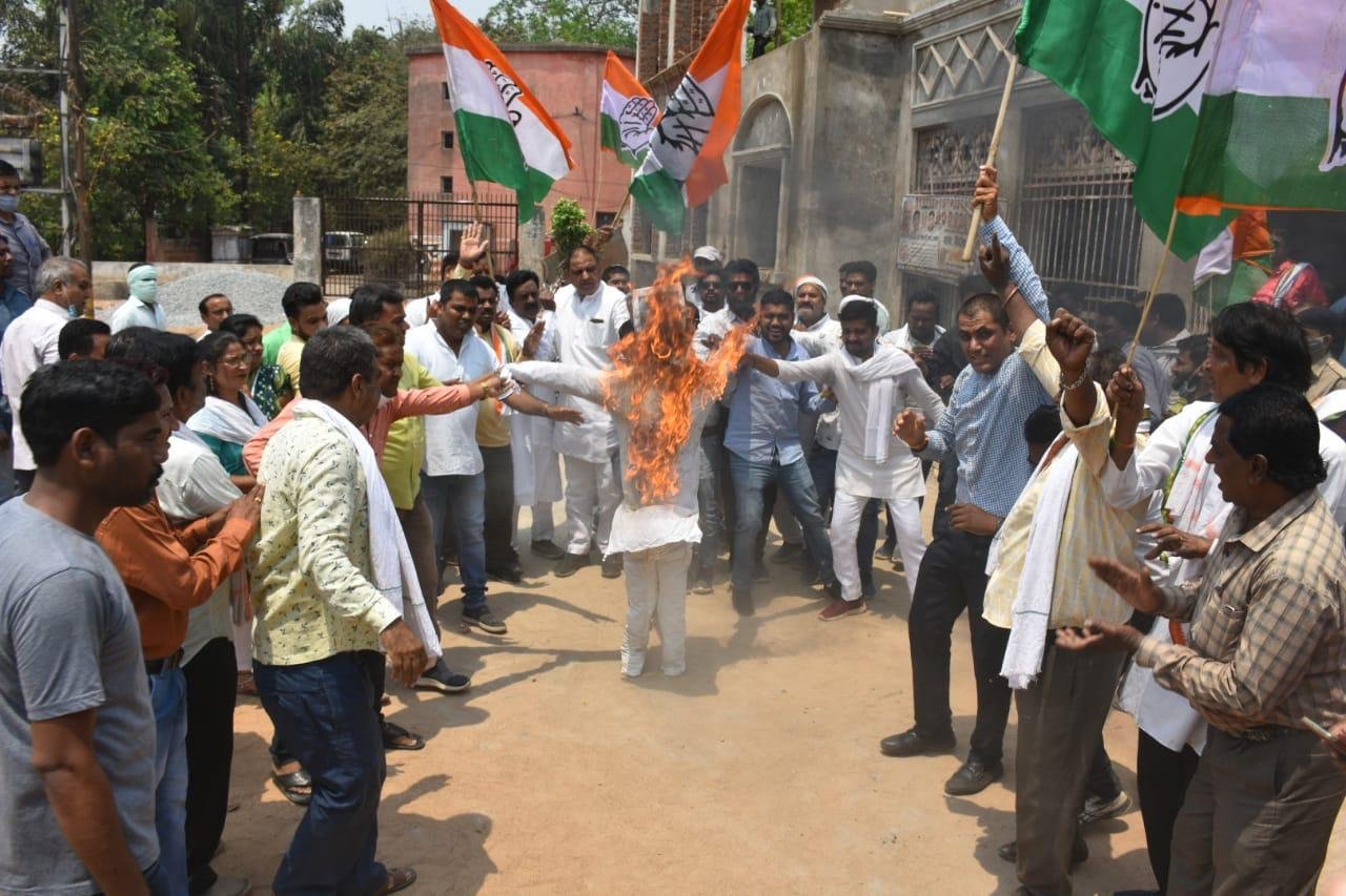 शहर कांग्रेस ने गिरीश दुबे के नेतृत्व में फूंका केंद्रीय मंत्री प्रह्लाद पटेल का पुतला 1 avni 50