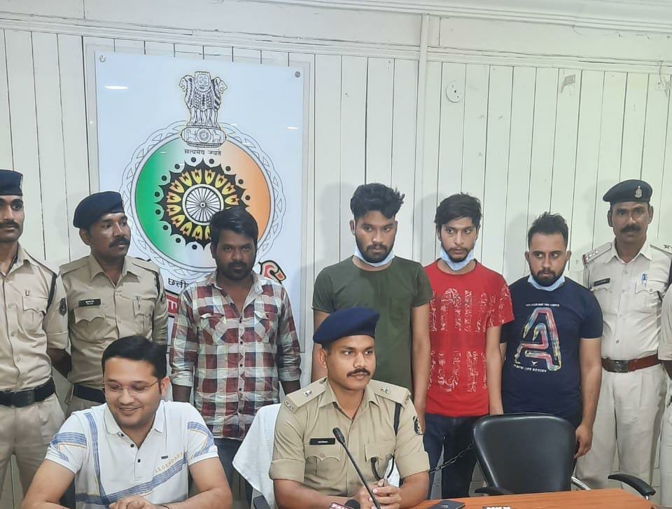 शेयर मार्केट में रकम दोगुना करने देते थे झांसा,देश भर में ठगी करने वाले देवास गिरोह के 4 आरोपी गिरफ्तार 1 avni 65