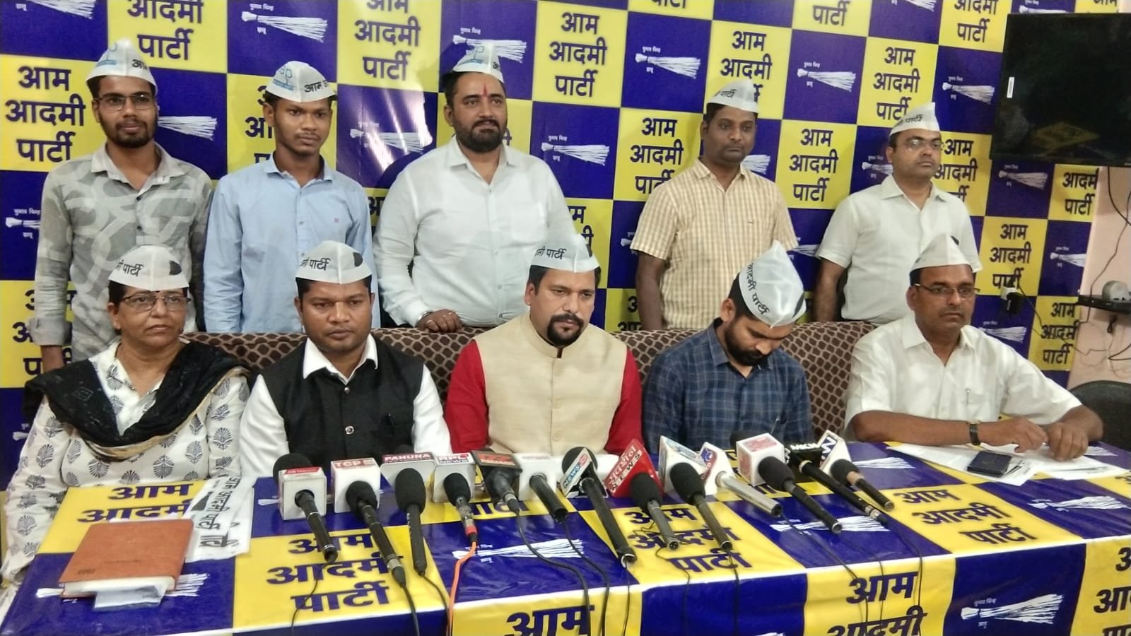 केजरीवाल का मॉडल ऑफ गवर्नेंस सर्वोपरी, लोकतंत्र में बूथ कार्यकर्ता ही संगठन की रीढ़ : संजीव झा 1 avni 98