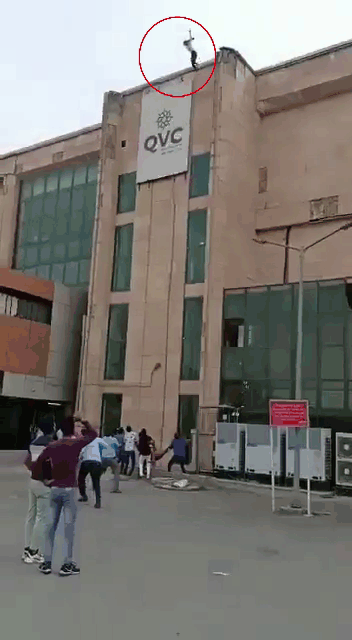 दिल्ली के अक्षरधाम मेट्रो स्टेशन की छत से लगाई छलांग CISF के चतुराई से बचा ली जान 1 CISF cleverly saved lives by jumping off the roof of Delhi's Akshardham metro station