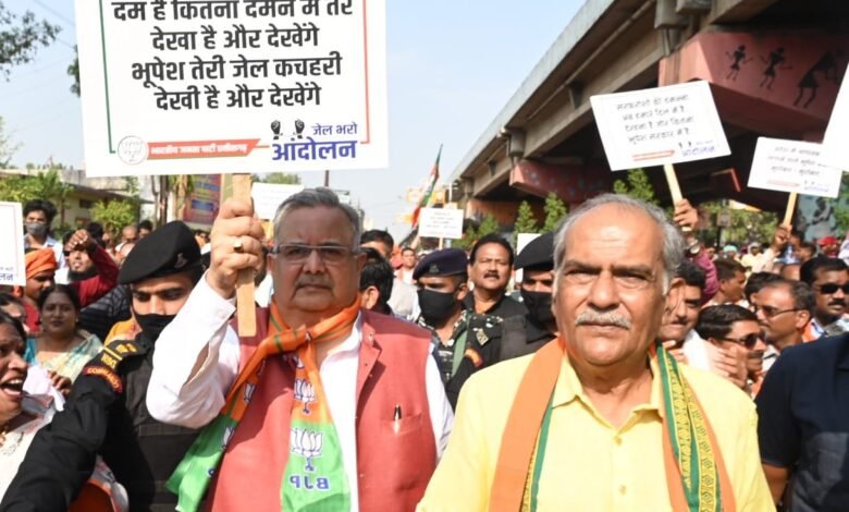 छ्त्तीसगढ़ में भाजपा का प्रदर्शन, सीएम भूपेश बघेल बोले अपना शासन भूल गए रमन सिंह 1 BJP's war performance in Chhattisgarh, CM Bhupesh Baghel said Raman Singh forgot his rule