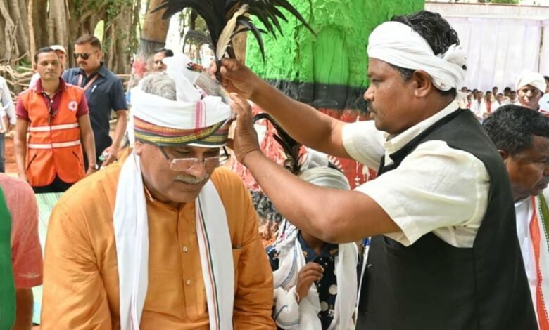 बड़े किलेपाल में मुख्यमंत्री भूपेश बघेल का मोशू पोयाम ने पारंपरिक पटका, कलगी, महुआ माला पहनाकर स्वागत किया 1 Chief Minister Bhupesh Baghel was welcomed by Moshu Poyam wearing traditional patka, kalgi, Mahua garland in the big fort.