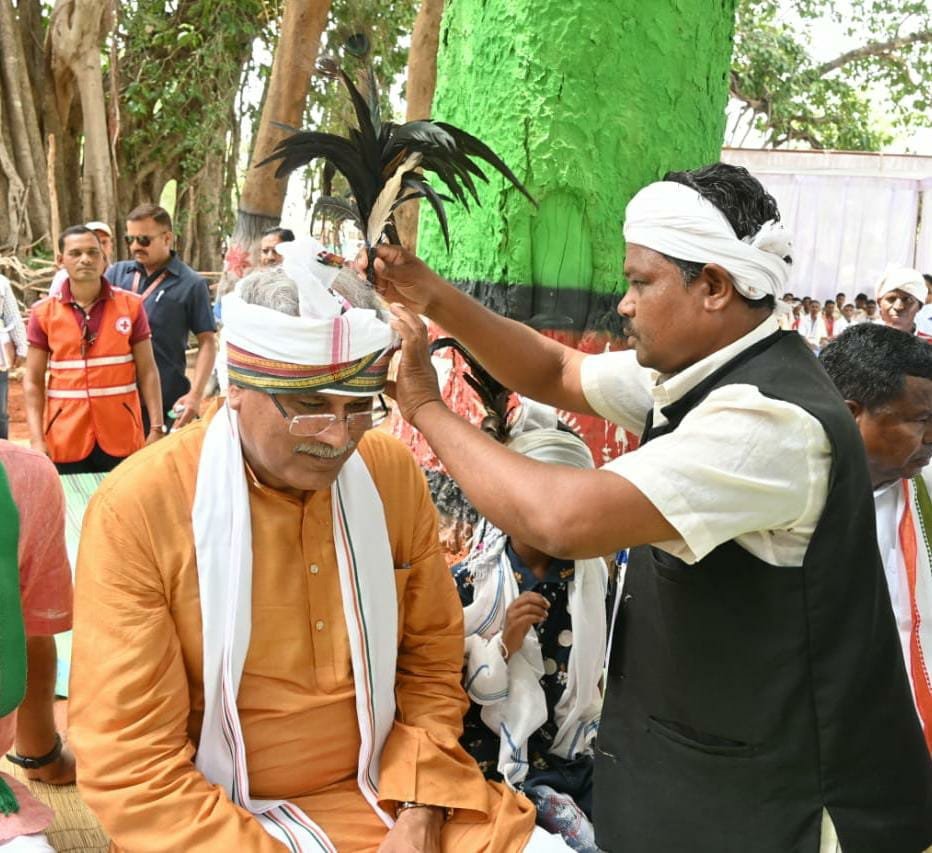 Chief Minister Bhupesh Baghel was welcomed by Moshu Poyam wearing traditional patka, kalgi, Mahua garland in the big fort.