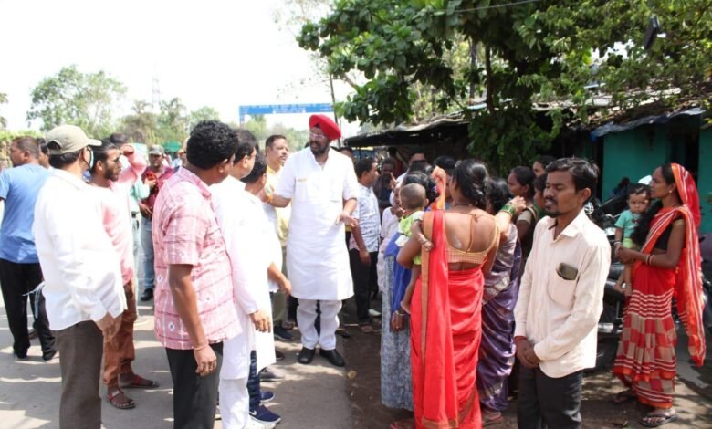रमन मन्दिर वार्ड वासियों को पीलिया होने की शिकायत पर अधिकारीयो सहित शहर के अध्यक्ष दुबे संग विधायक जुनेजा ने किया वार्ड का दौरा 1 Mla Juneja along with city president Dubey along with officials visited the ward on complaints of jaundice to raman temple ward residents