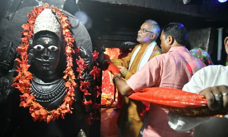 आस्था का अर्पण, मुख्यमंत्री ने माईं जी को ग्यारह किमी लंबी चुनरी अर्पित कर विश्व रिकार्ड में नाम दर्ज कराया दंतेवाड़ा की बहनों का 1 Raipur: Dedication of faith, Chief Minister made the name of the sisters of Dantewada in the world record by offering 11 km long chunari to Maiji