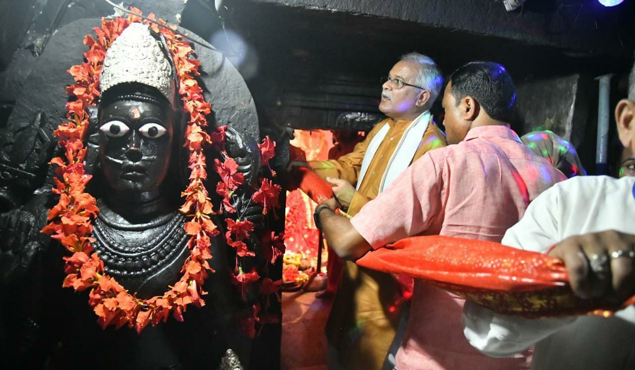 Raipur: Dedication of faith, Chief Minister made the name of the sisters of Dantewada in the world record by offering 11 km long chunari to Maiji