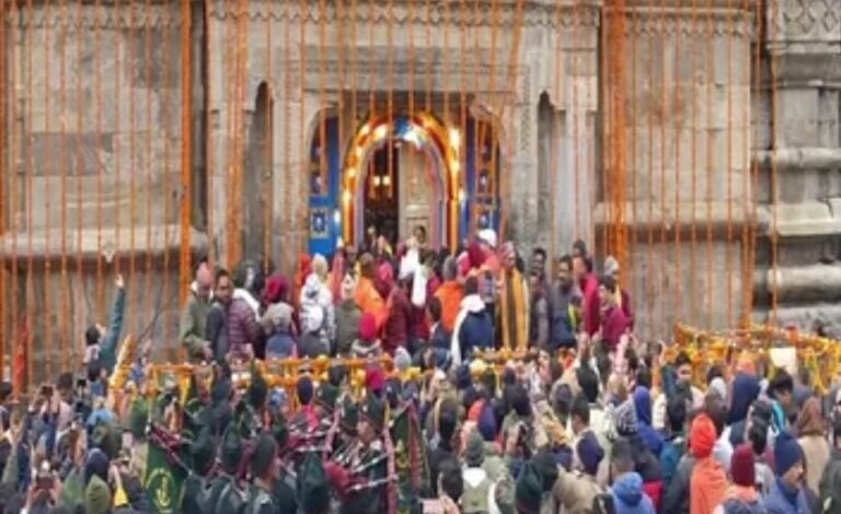 केदारनाथ मंदिर धाम के खुले कपाट, दो साल बाद बाबा के दर्शन के लिए उमड़ी भक्तों की भरी भीड़ 1 The society of the sons of the region who spread the light of freedom by tearing apart the darkness of slavery will always be indebted. 37