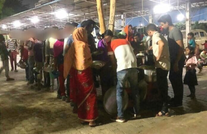 संस्था “कुछ फ़र्ज़ हमारा भी” की पहल, अस्पतालों में जरूरतमंद मरीजों के परिजन को उपलब्ध कराया जाता है भोजन 1 The society of the sons of the region who spread the light of freedom by tearing apart the darkness of slavery will always be indebted. 83
