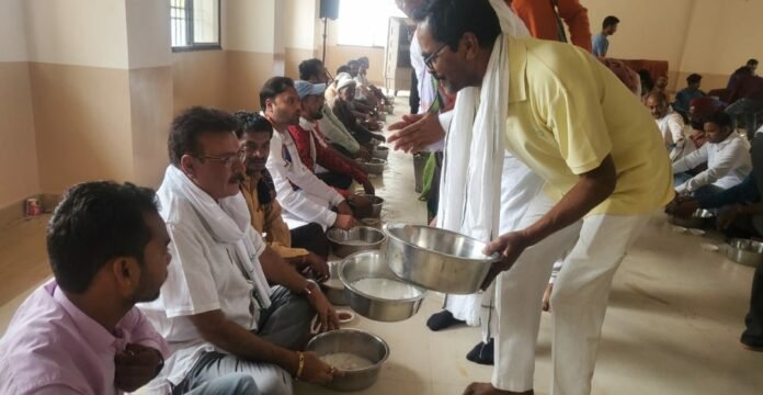राजीव भवन में मनाया गया श्रमिक दिवस, कांग्रेसियों ने श्रमिकों के साथ बैठकर खाए बोरे बासी 1 The society of the sons of the region who spread the light of freedom by tearing apart the darkness of slavery will always be indebted. 9