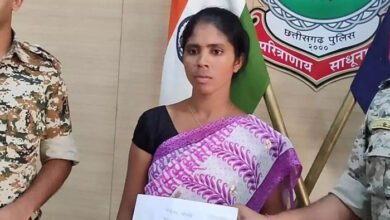 Photo of 2 लाख की इनामी महिला नक्सली ने किया आत्मसमर्पण