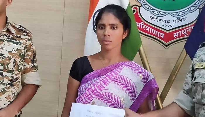 2 लाख की इनामी महिला नक्सली ने किया आत्मसमर्पण 1 2lakh