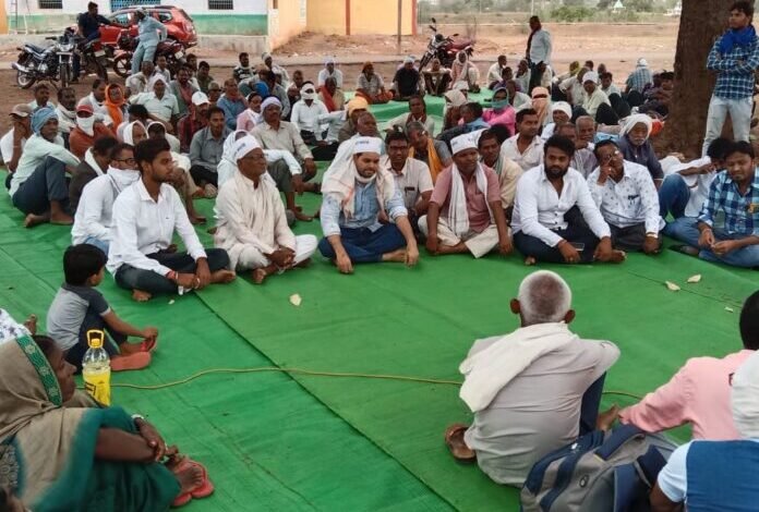 आप प्रतिनिधिमंडल ने किसानों से की मुलाकात,सूरज उपाध्याय ने कहा-छत्तीसगढ़ सरकार आंदोलन को कुचलने की कोशिश कर रही 1 A