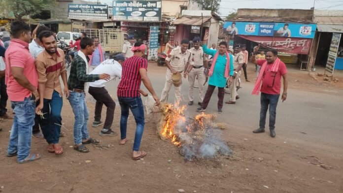 किसान कांग्रेस के प्रदेश सचिव आशीष वर्मा के नेतृत्व में फूंका गया प्रधानमंत्री का पुतला 1 The society of the sons of the region who spread the light of freedom by tearing apart the darkness of slavery will always be indebted. 111