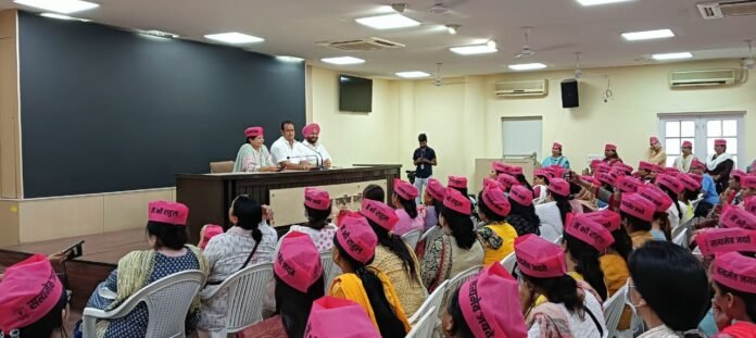 अग्निपथ योजना और ईडी की कार्रवाई के विरोध में कांग्रेस की हुई आपात बैठक,विकास उपाध्याय हुए शामिल 1 The society of the sons of the region who spread the light of freedom by tearing apart the darkness of slavery will always be indebted. 132