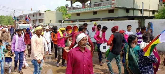 महापौर विजय देवांगन नेे वीरांगना रानी दुर्गावती के शहादत दिवस पर माल्यार्पण कर श्रद्धा सुमन अर्पित किया 1 The society of the sons of the region who spread the light of freedom by tearing apart the darkness of slavery will always be indebted. 142