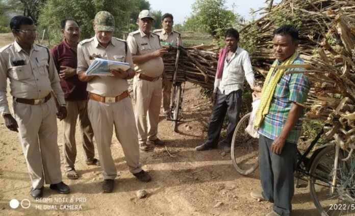 उड़नदस्ता की टीम ने जलाऊ लकड़ी ले जाते 7 आरोपियों को पकड़ा 1 The society of the sons of the region who spread the light of freedom by tearing apart the darkness of slavery will always be indebted. 58