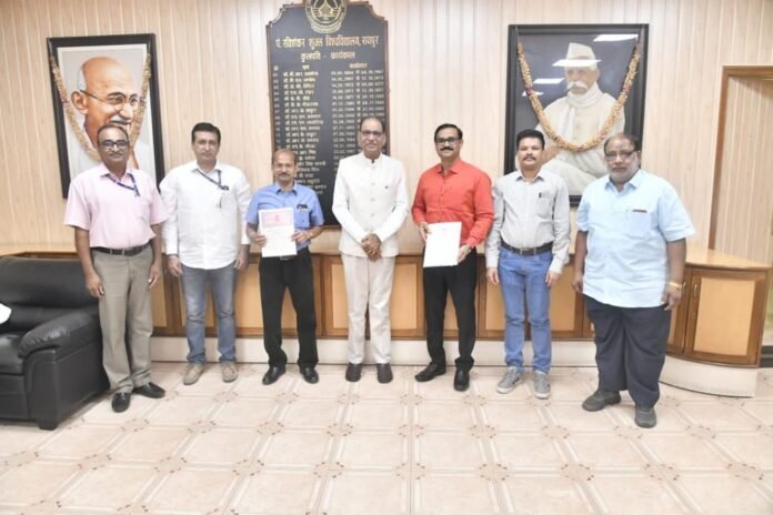पंडित रविशंकर शुक्ल यूनिवर्सिटी और इंडियन कौंसिल ऑफ़ एग्रीकल्चरल रिसर्च-नेशनल इंस्टिट्यूट ऑफ़ बायोटिक स्ट्रेस मैनेजमेंट के बीच हुआ एमओयू 1 The society of the sons of the region who spread the light of freedom by tearing apart the darkness of slavery will always be indebted. 6