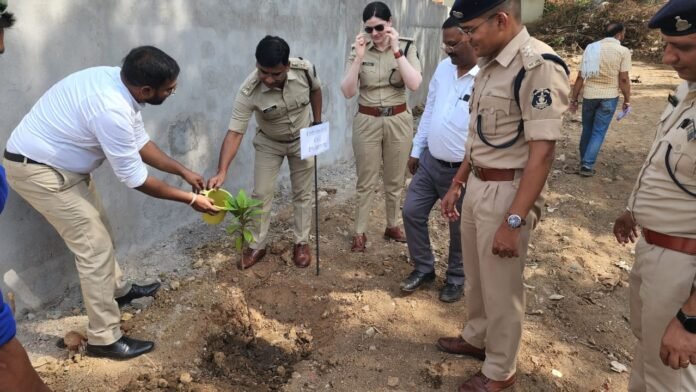 पुलिस अधीक्षक संतोष सिंह ने इंदिरा कला संगीत विश्वविद्यालय खैरागढ़ परिसर स्थित संग्रहालय का किया अवलोकन 1 The society of the sons of the region who spread the light of freedom by tearing apart the darkness of slavery will always be indebted. 66