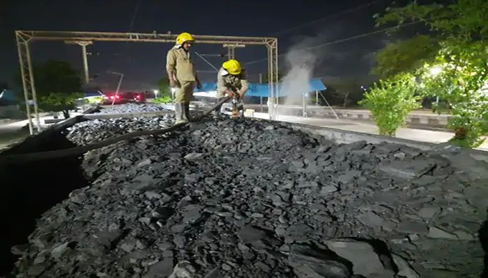 कोयले से भरी मालगाड़ी में लगी आग,फायर ब्रिगेड की टीम ने घंटों की मशक्कत के बाद आग पर पाया काबू 1 aag