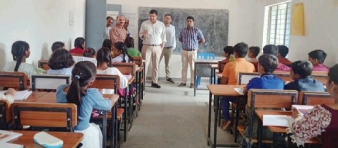 आत्मानंद स्कूल में धीमी गति से निर्माण को लेकर जिलाधीश ने जताई नाराजगी 1 photo 1