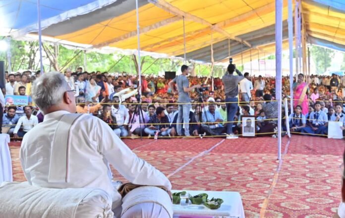 मूसलाधार बारिश के बावजूद कम नहीं हुआ ग्रामीणों का उत्साह,जारी रहा मुख्यमंत्री का भेंट-मुलाकात कार्यक्रम 1 photo 12