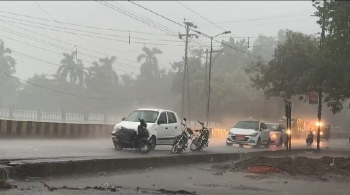 राजधानी में गरज चमक के साथ हो रही है झमाझम बारिश, गर्मी से मिली राहत 1 photo 15