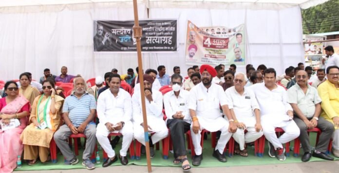 अग्निपथ योजना के खिलाफ विधायक जुनेजा के नेतृत्व में कांग्रेसियों ने दिया धरना, गिरीश दुबे भी रहें मौजूद 1 photo 5