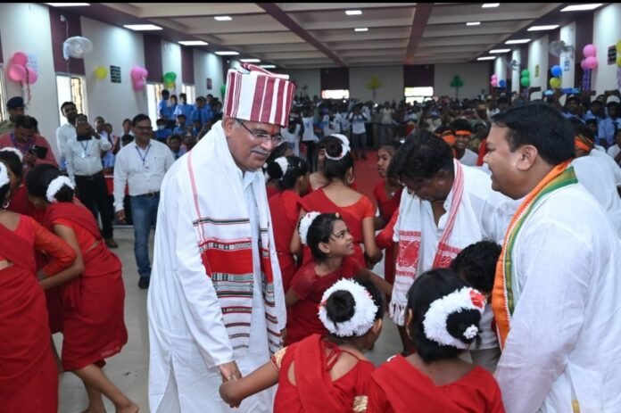 बच्चों के आग्रह पर मुख्यमंत्री ने किया डांस,कहा-स्वामी आत्मानंद हिंदी माध्यम उत्कृष्ट विद्यालय बनने से पुराना वैभव लौट आया 1 photo 9