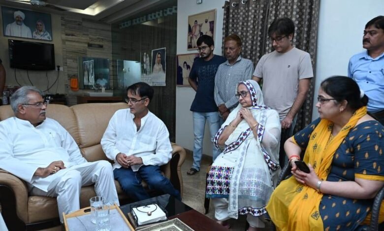 मुख्यमंत्री ने पूर्व विधायक स्वर्गीय भजन सिंह निरंकारी के निवास पहुंचकर शोक संवेदना प्रकट की 1 A 10