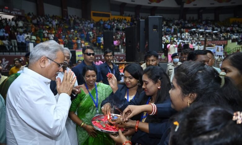 मुख्यमंत्री बघेल ने छत्तीसगढ़ निषाद (केंवट) समाज के नवनिर्वाचित प्रदेश पदाधिकारियों को शपथ दिलाई... 1 A 19
