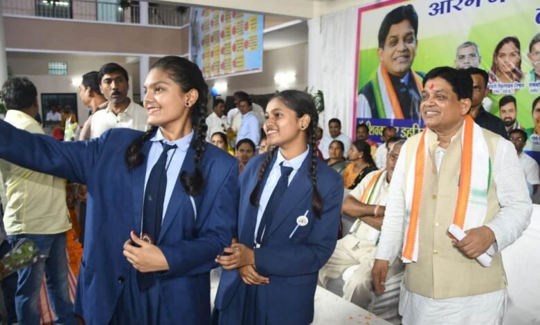 नगरीय एवं ग्रामीण क्षेत्रों को आमजनों के लिए सर्वसुविधायुक्त बनाया जा रहा है: डॉ. डहरिया 1 A 2