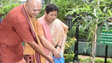 Photo of राज्यपाल उइके ने राजभवन में किया वृक्षारोपण