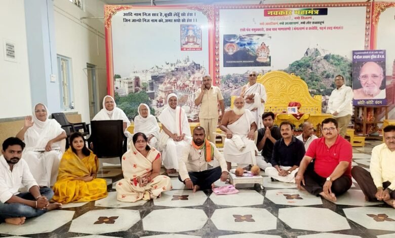 आचार्य एवं साध्वीवृंदो का गुरुपूजन कर भाजपाई पार्षदों ने लिया आशीर्वाद 1 A 42