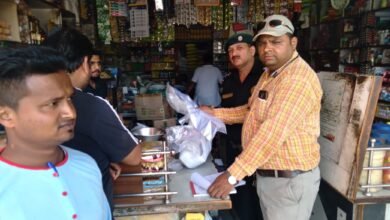 Photo of पॉलीथिन जब्ती के नाम पर व्यपारियो के साथ निगम अधिकारी कर रहे मनमानी
