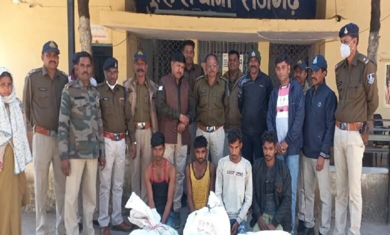 किराना की दुकान में सामान चोरी करने वाले चार आरोपियों को पुलिस ने किया गिरफ्तार ,चोरी के सामान जब्त 1 A 58