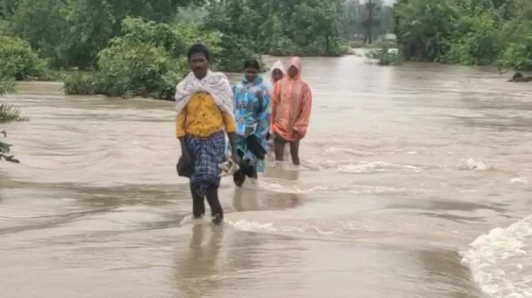 मूसलाधार बारिश से आमापारा में दीवाल ढहा,घर में रहने वाले लोग बाल बाल बचे बचे, सहयोग के लिए जुटे पार्षद 1 A 63