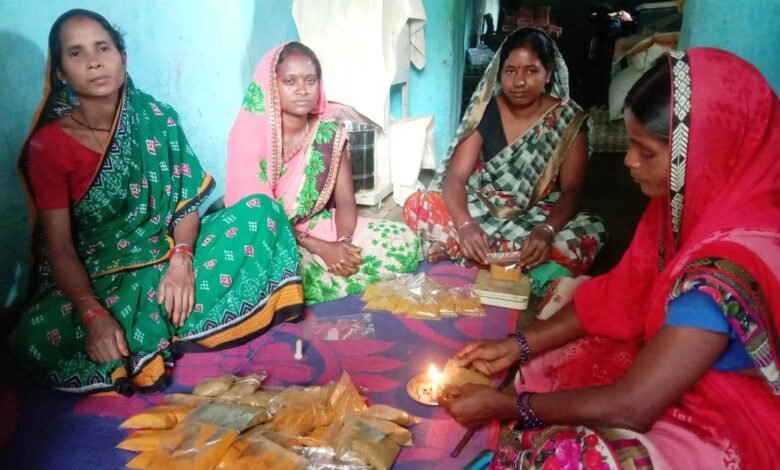 गौठान की गंगा स्व-सहायता समूह की महिलाएं हल्दी मसाला पिसाई व पीडीएस संचालन कर बन रही है आत्मनिर्भर 1 A 76