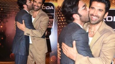 Photo of Rabir Kapoor ने Aditya को सरेआम दे दी पप्पी, फैंस रह गए हैरान