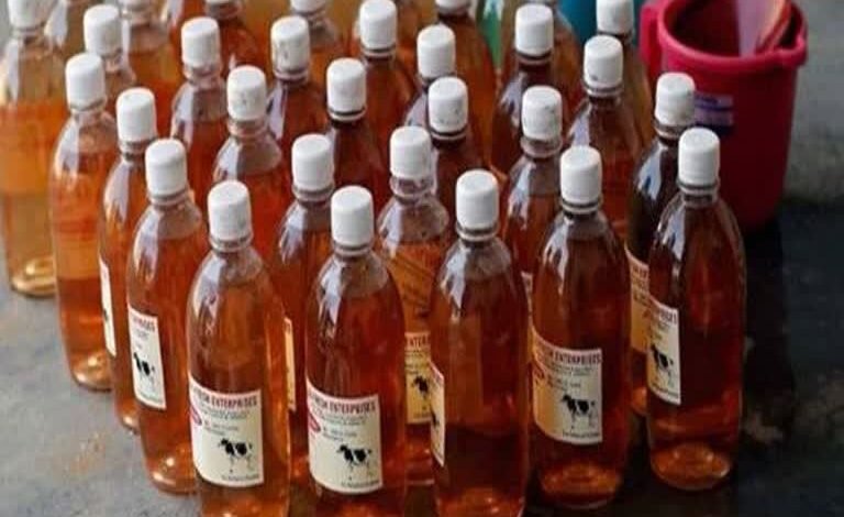 हरेली पर्व पर शासन के निर्देशानुसार 30 लीटर गौमुत्र खरीदकर गौमुत्र खरीदी का किया शुभारंभ 1 gaumutra kharidi