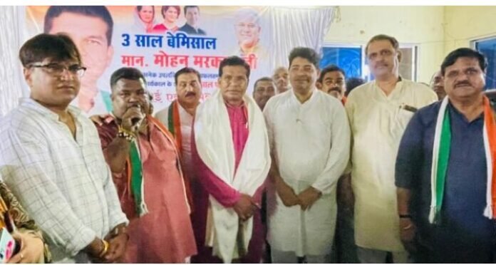 प्रदेश कांग्रेस अध्यक्ष मोहन मरकाम के कार्यकाल के 3 साल पूरे होने पर कार्यकर्ताओं ने किया सम्मानित 1 photo 3