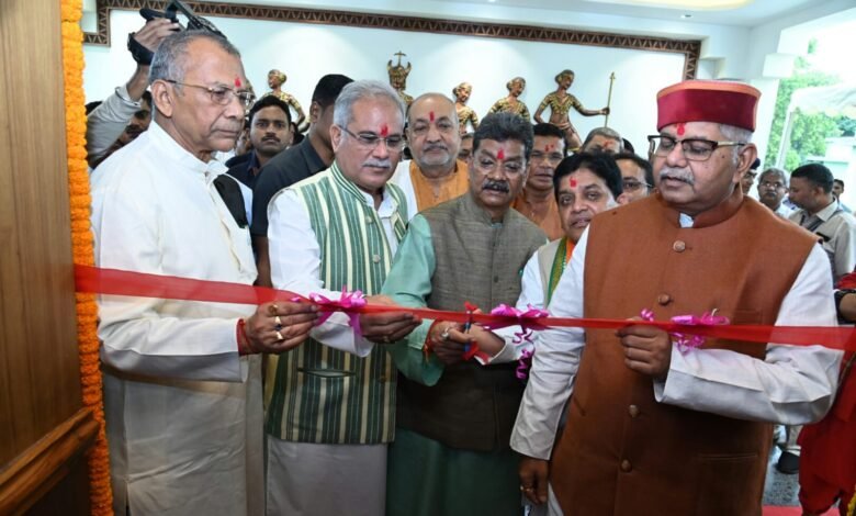 मुख्यमंत्रीभूपेश बघेल ने आज यहां विधानसभा परिसर स्थित अपने कार्यालय कक्ष के सौंदर्यीकरण कार्य का लोकार्पण किया... 1 photo 38
