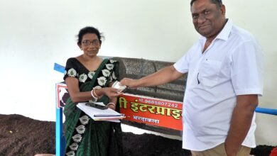 Photo of मुख्यमंत्री के सलाहकार ने पैरी गौठान में बेहतर कार्य करने के लिए स्वसहायता समूह की महिलाओं की सराहना की