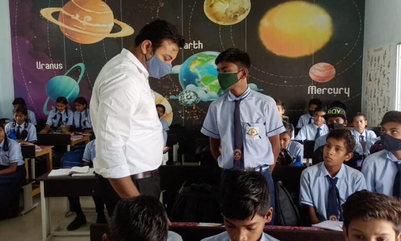 छात्रों से हुए रूबरू हुए कलेक्टर, स्वामी आत्मानंद इंग्लिश मीडियम स्कूल का किया निरीक्षण 1 photo 58