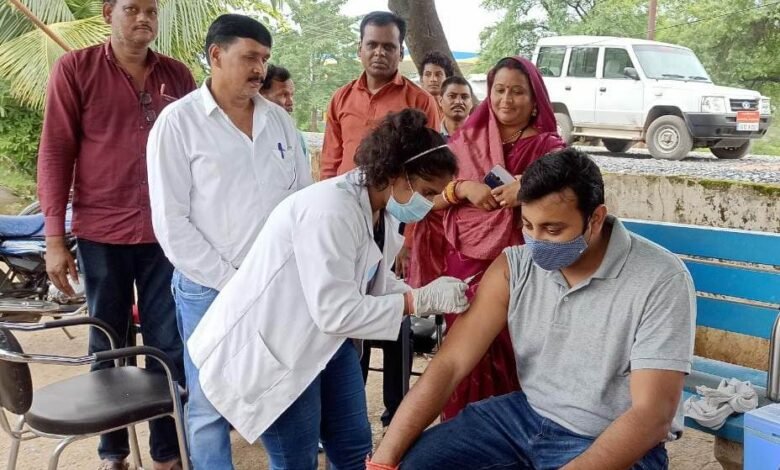 विशेष कोविड टीकाकरण महाअभियान अंतर्गत लवन पहुँचकर कलेक्टर ने लगवाया अपना टीका 1 photo 60