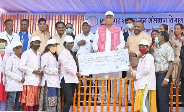 प्रशासनिक सेवक बनने का सपना चंचल की आंखों में, मुख्यमंत्री नोनी सशक्तिकरण योजना से मिली 20 हजार रूपए की राशि देगी उसके हौसलों को उड़ान सोशल मीडिया इस लेख को शेयर करें 📅23 जुलाई 2022 1 photo 75