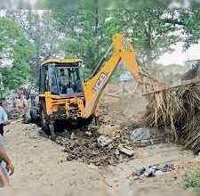 Photo of पटना में अवैध निर्माण पर चला बुलडोजर,स्थानीय लोगों और पुलिस के बीच हुई हिसंक झड़प,आग से कई झुलसे