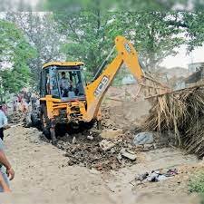 पटना में अवैध निर्माण पर चला बुलडोजर,स्थानीय लोगों और पुलिस के बीच हुई हिसंक झड़प,आग से कई झुलसे 1 photo 9
